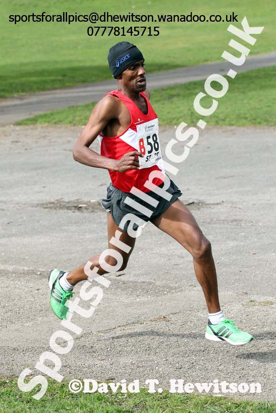Tomas Abyu (Salford) leads on the 2nd leg of the senior mens 12 stage relay, 2014 Northern 12 and 6 Stage Relays, Heaton Park Manchester. Photo: David T. Hewitson/Sports for All Pics